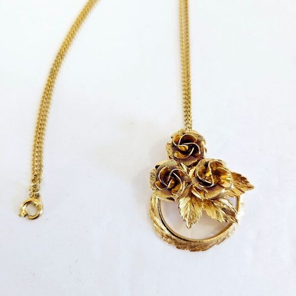 Vintage Mid Century Gold Tone Textured Flower Rose Wreath Pendant Chain Necklace - Picture 2 of 9